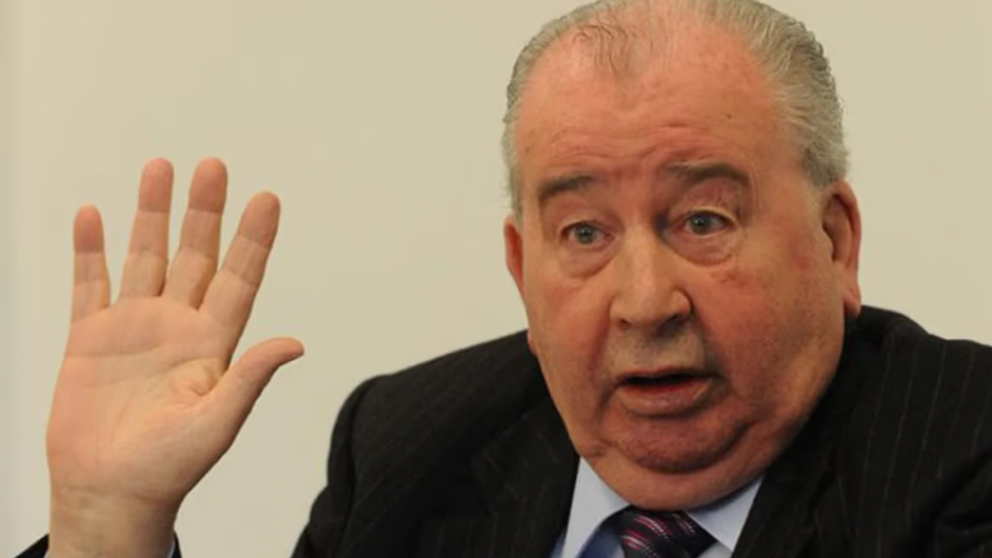 Grondona vuelve al centro de la escena en un libro que explora los secretos del poder en el f�tbol
