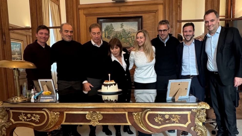 Con una foto de la mesa política, Karina Milei saludó a Bullrich por su cumpleaños en medio de los cruces por Adorni