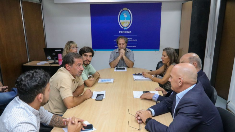 Los judiciales rechazaron el ofrecimiento salarial del Gobierno y se le empantanan las paritarias a Cornejo