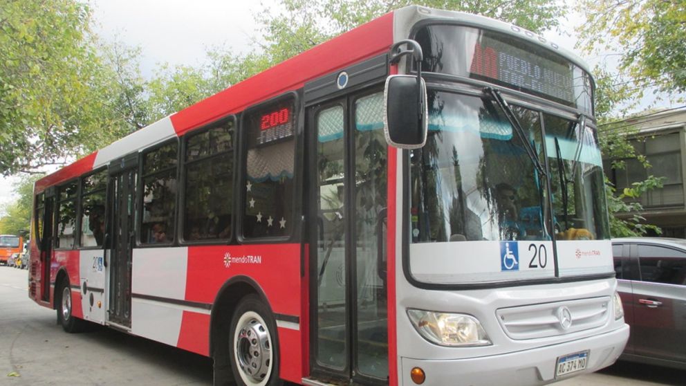 Detuvieron a dos jóvenes armados por amenazar al chofer de un colectivo en Guaymallén