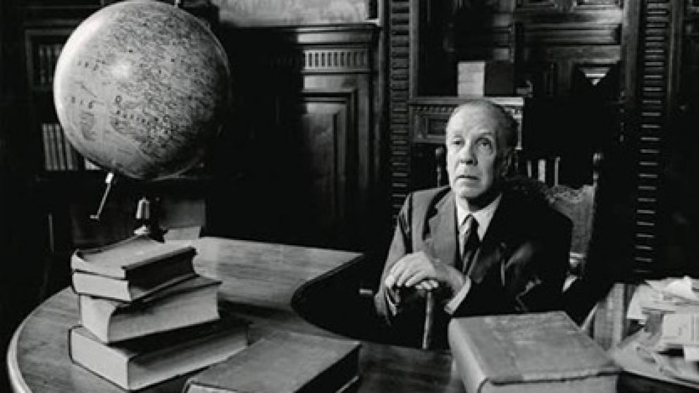 Jorge Luis Borges en el escritorio de Paul Groussac