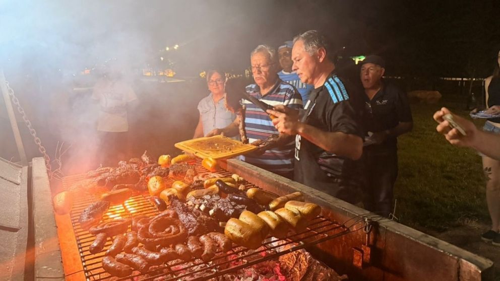 Pasión en Kansas City: los hinchas mendocinos coparon la previa del debut argentino con un asado multitudinario