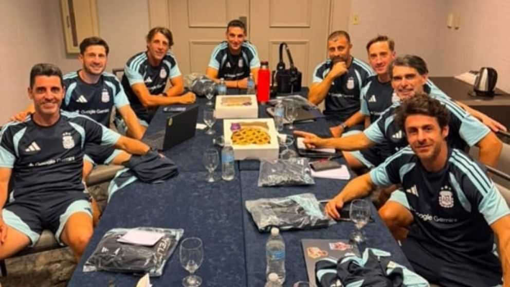 Scaloni y el resto del cuerpo técnico tomando mates y con las pastafrolas de Elena.