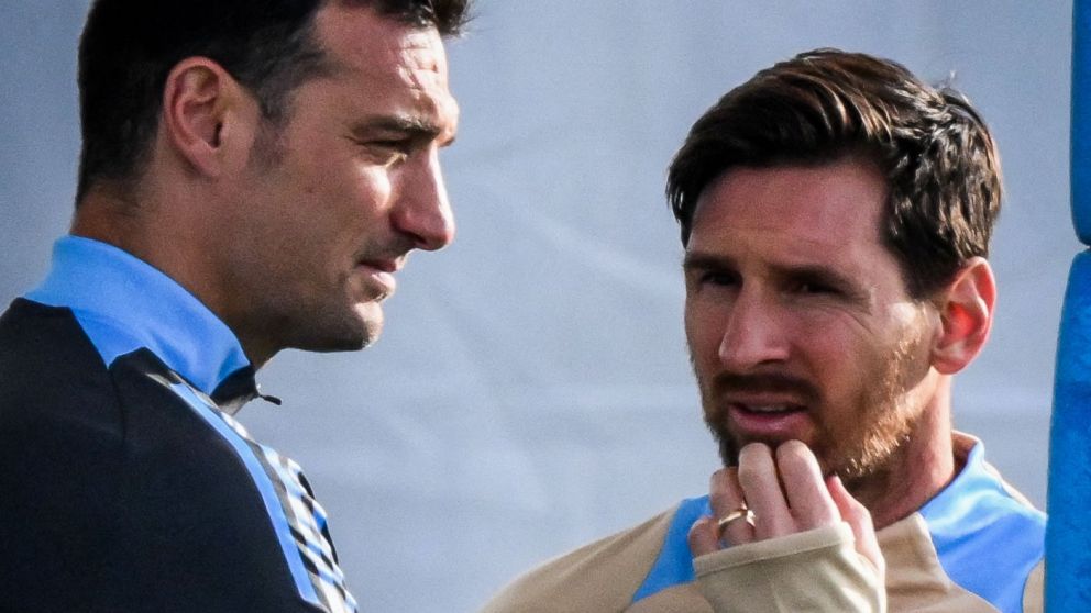 Con Messi y "Dibu" recuperado, Scaloni transmiti� tranquilidad en el inicio de la defensa del t�tulo